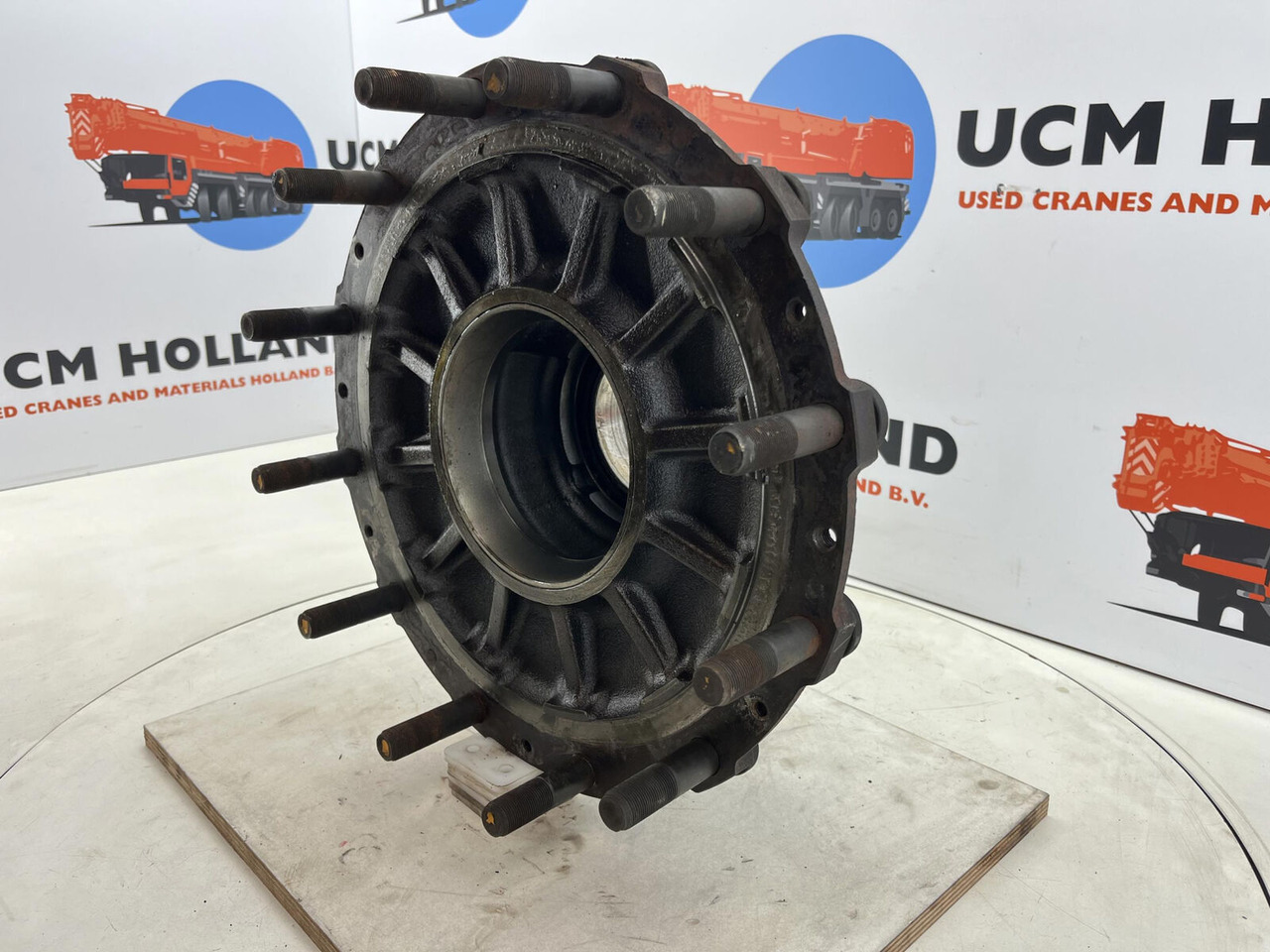 Grove GMK Megatrak wheel hub - Stebulė - Kranas: foto 1 Grove GMK Megatrak wheel hub - Stebulė - Kranas: foto 1