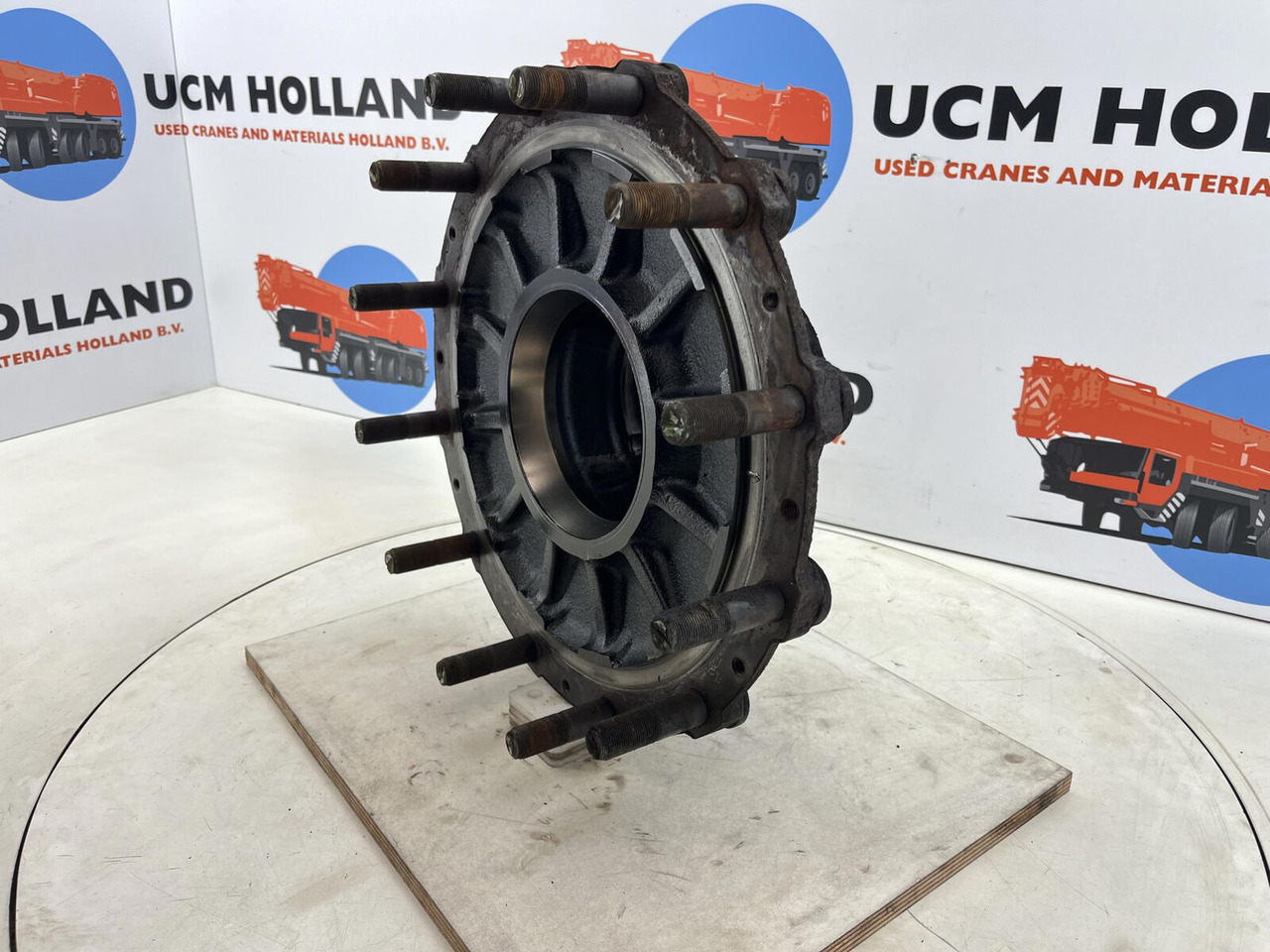 Grove GMK Megatrak wheel hub - Stebulė - Kranas: foto 1 Grove GMK Megatrak wheel hub - Stebulė - Kranas: foto 1