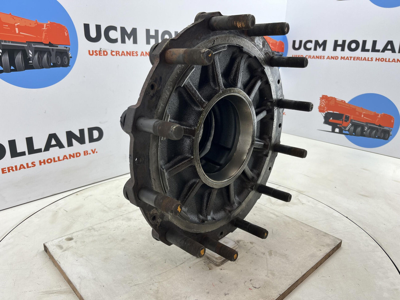 Grove GMK Megatrak wheel hub - Stebulė - Kranas: foto 2 Grove GMK Megatrak wheel hub - Stebulė - Kranas: foto 2