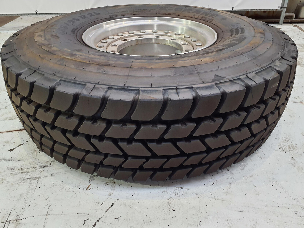 Grove Wheel 445/95R25 12 9 2p alu - Ratas - Kranas: foto 1 Grove Wheel 445/95R25 12 9 2p alu - Ratas - Kranas: foto 1