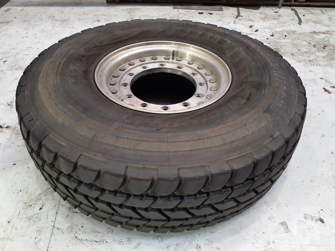 Grove Wheel 445/95R25 12 9 2p alu - Ratas - Kranas: foto 2 Grove Wheel 445/95R25 12 9 2p alu - Ratas - Kranas: foto 2