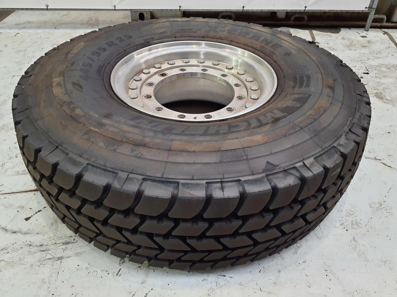 Grove Wheel 445/95R25 12 9 2p alu - Ratas - Kranas: foto 2 Grove Wheel 445/95R25 12 9 2p alu - Ratas - Kranas: foto 2