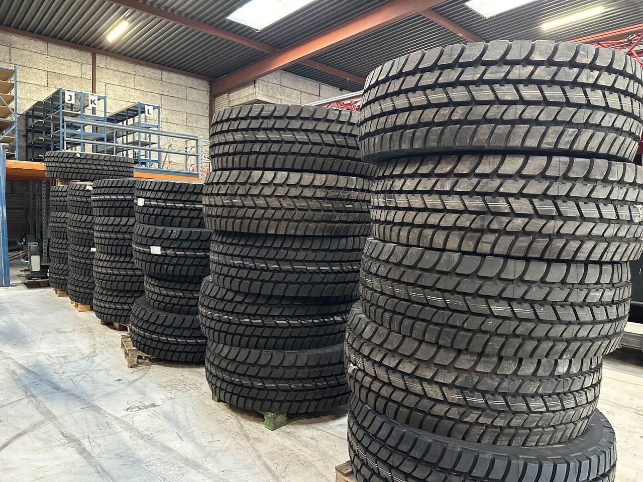 Liebherr Crane Tires/Rims for sale - Padanga - Autokranas: foto 4 Liebherr Crane Tires/Rims for sale - Padanga - Autokranas: foto 4