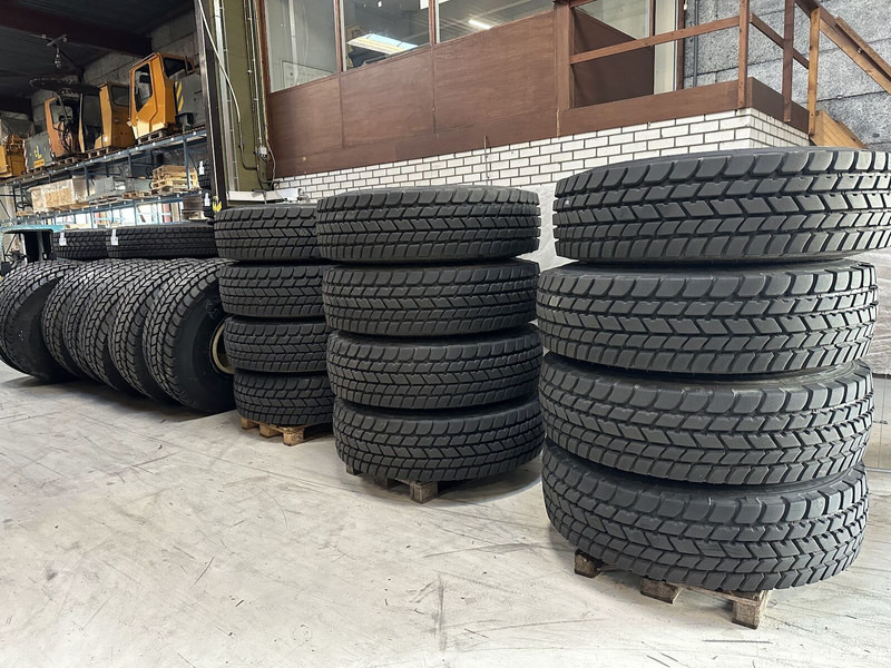 Liebherr Crane Tires/Rims for sale - Padanga - Statybinė technika: foto 2 Liebherr Crane Tires/Rims for sale - Padanga - Statybinė technika: foto 2