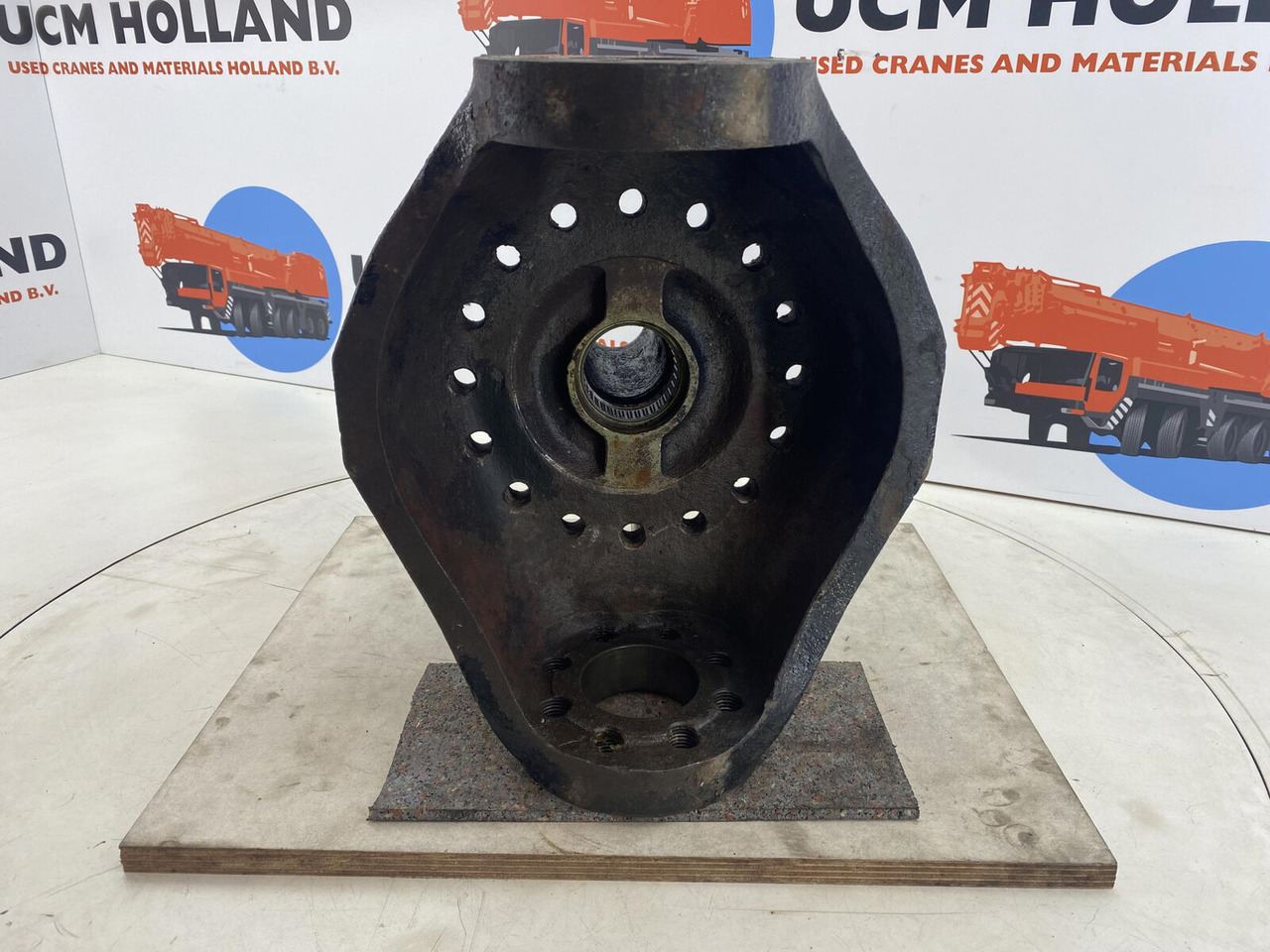 Liebherr LTM 1035 Steering knuckle 16 holes axle 1 - Stupica - Autokranas: foto 5 Liebherr LTM 1035 Steering knuckle 16 holes axle 1 - Stupica - Autokranas: foto 5