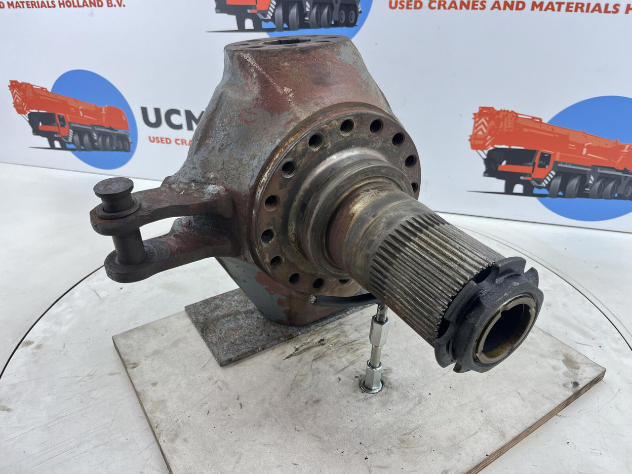 Liebherr LTM 1050-1 steering knuckle 16 holes axle 3 right - Stupica - Autokranas: foto 3 Liebherr LTM 1050-1 steering knuckle 16 holes axle 3 right - Stupica - Autokranas: foto 3