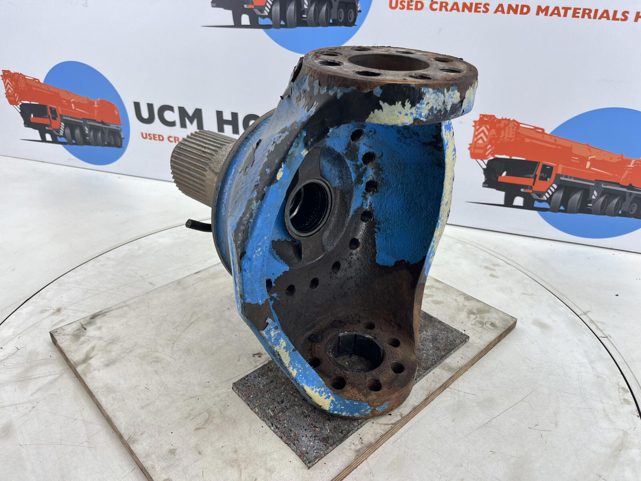 Liebherr LTM 1070 Steering knuckle 16 holes axle 4 - Stupica - Autokranas: foto 4 Liebherr LTM 1070 Steering knuckle 16 holes axle 4 - Stupica - Autokranas: foto 4
