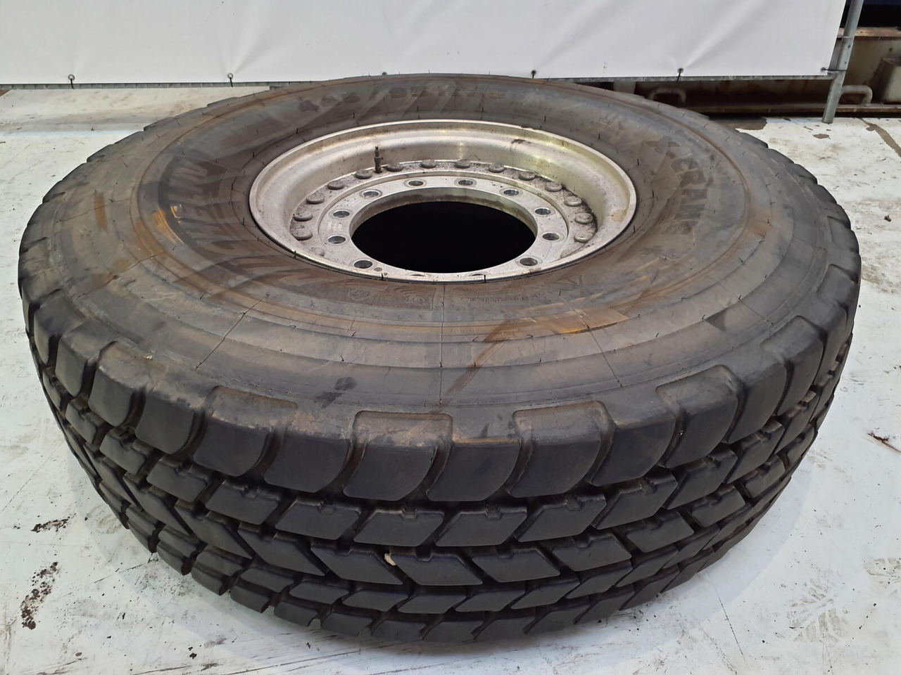 Michelin Wheel 445/95R25 12 9 2p alu - Ratas - Kranas: foto 2 Michelin Wheel 445/95R25 12 9 2p alu - Ratas - Kranas: foto 2