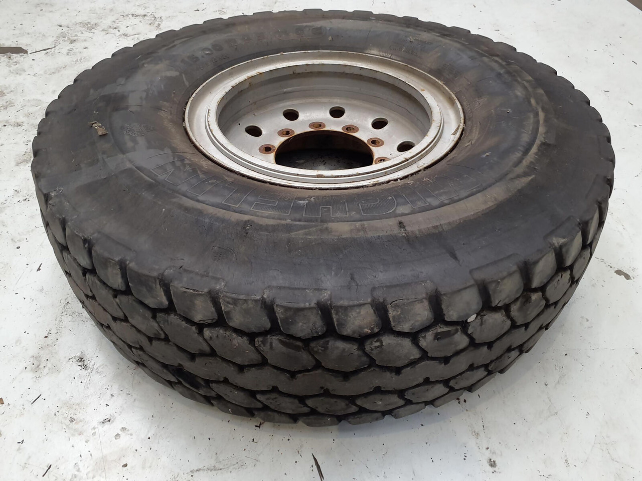 Terex Wheel 445/95R25 10 14.5 3p - Ratas - Kranas: foto 1 Terex Wheel 445/95R25 10 14.5 3p - Ratas - Kranas: foto 1