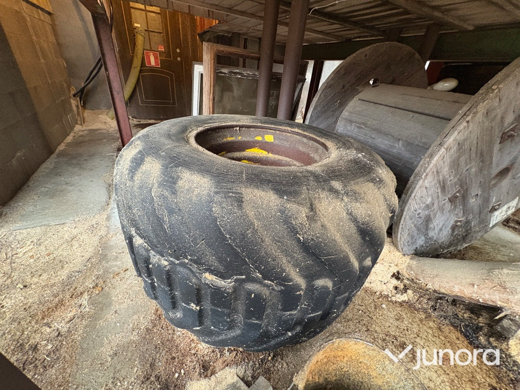 Reservhjul + fälg - John Deer 810 Skotare - Ratas - Žemės ūkio technika: foto 2 Reservhjul + fälg - John Deer 810 Skotare - Ratas - Žemės ūkio technika: foto 2