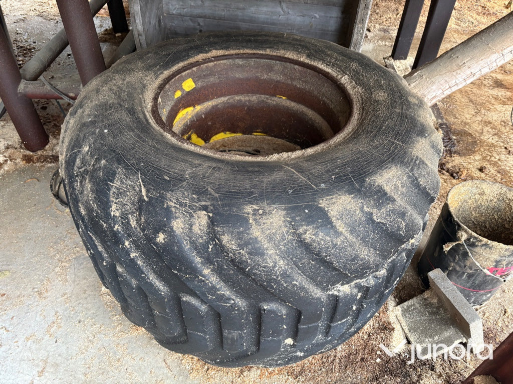 Reservhjul + fälg - John Deer 810 Skotare - Ratas - Žemės ūkio technika: foto 1 Reservhjul + fälg - John Deer 810 Skotare - Ratas - Žemės ūkio technika: foto 1