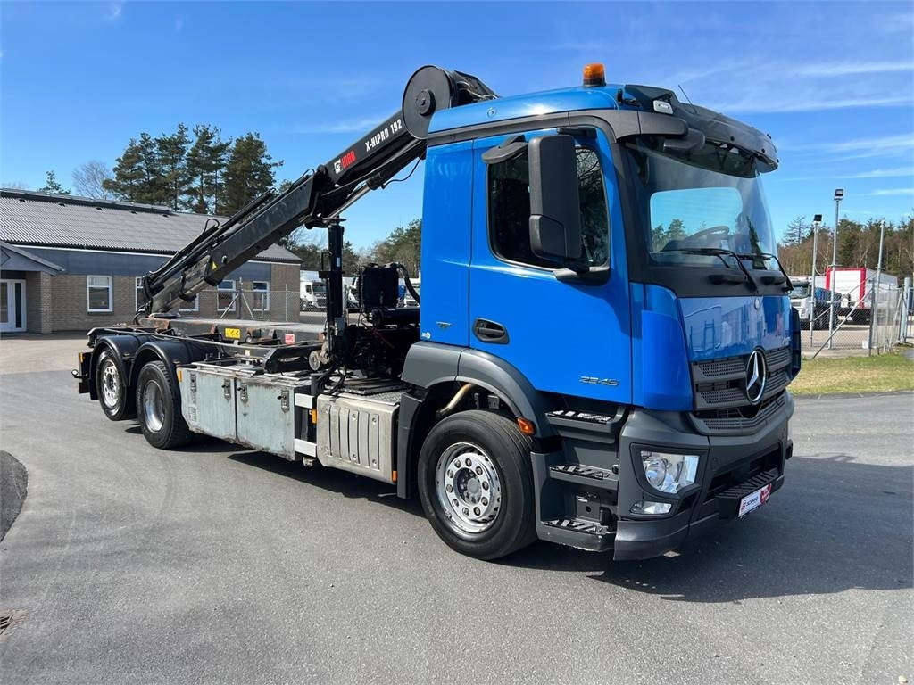 Mercedes-Benz Antos 2546 - Hiab 192 E kran - Nuožulnaus pakėlimo ant platformos sunkvežimis: foto 3 Mercedes-Benz Antos 2546 - Hiab 192 E kran - Nuožulnaus pakėlimo ant platformos sunkvežimis: foto 3