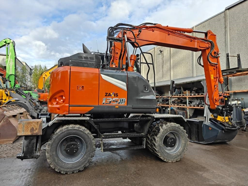 Hitachi ZX135W-7 VARUSTELTU - Ratinis ekskavatorius: foto 4 Hitachi ZX135W-7 VARUSTELTU - Ratinis ekskavatorius: foto 4
