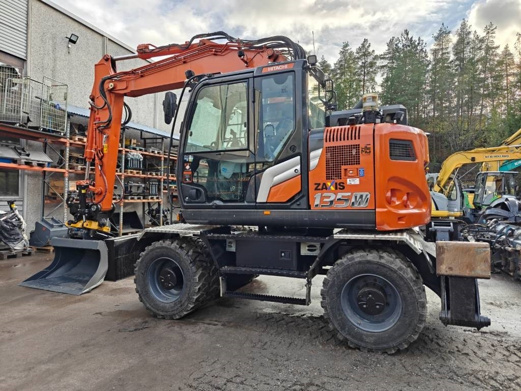 Hitachi ZX135W-7 VARUSTELTU - Ratinis ekskavatorius: foto 2 Hitachi ZX135W-7 VARUSTELTU - Ratinis ekskavatorius: foto 2