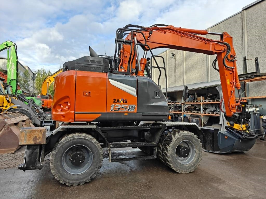 Hitachi ZX135W-7 VARUSTELTU - Ratinis ekskavatorius: foto 5 Hitachi ZX135W-7 VARUSTELTU - Ratinis ekskavatorius: foto 5