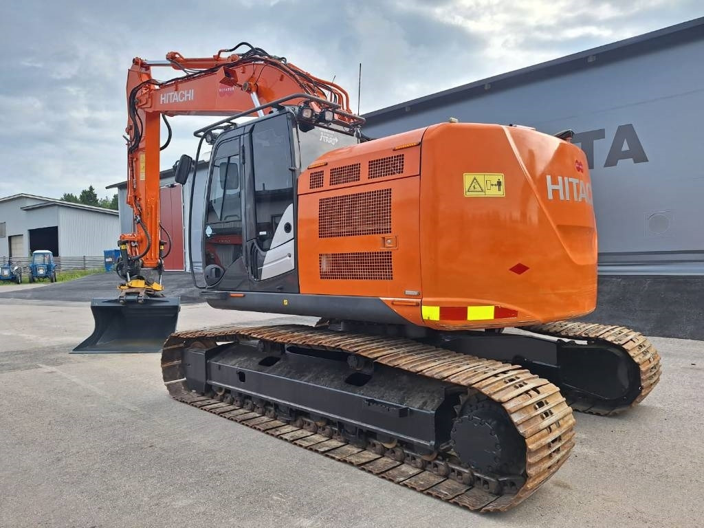 Hitachi ZX225USLC-5 PYÖRITTÄJÄLLÄ - Vikšrinis ekskavatorius: foto 2 Hitachi ZX225USLC-5 PYÖRITTÄJÄLLÄ - Vikšrinis ekskavatorius: foto 2