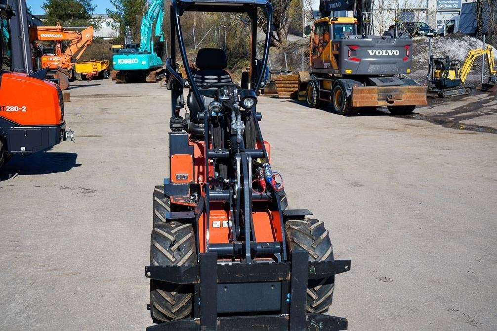 Kubota RT100-2 - Šarnyrinis krautuvas: foto 3 Kubota RT100-2 - Šarnyrinis krautuvas: foto 3