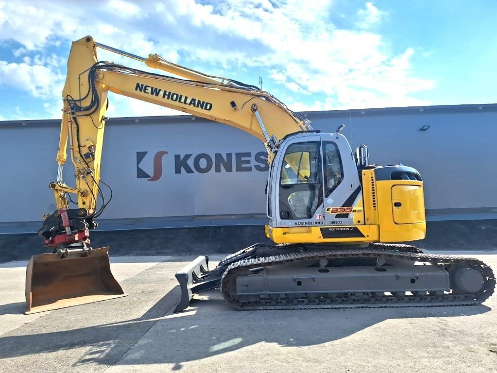 New Holland MYYTY! SOLD! E235BSRLC PYÖRITTÄJÄLLÄ - Vikšrinis ekskavatorius: foto 1 New Holland MYYTY! SOLD! E235BSRLC PYÖRITTÄJÄLLÄ - Vikšrinis ekskavatorius: foto 1