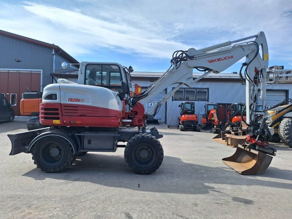 Takeuchi TB295W KÄRRY, PYÖRITTÄJÄ, 5-KAUHAA - Ratinis ekskavatorius: foto 5 Takeuchi TB295W KÄRRY, PYÖRITTÄJÄ, 5-KAUHAA - Ratinis ekskavatorius: foto 5
