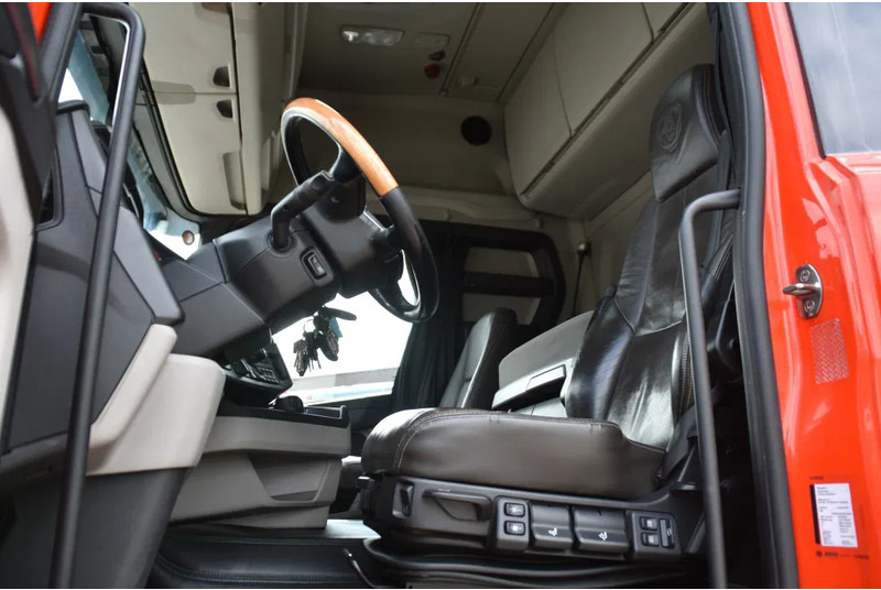 Scania R450 NGS 6x2/4NB - RETARDER - FULL AIR - 748 TKM - LEATHER SEATS - NAVI - 2 x FUEL TANKS - LED LIGHTS - - Vilkikas: foto 4 Scania R450 NGS 6x2/4NB - RETARDER - FULL AIR - 748 TKM - LEATHER SEATS - NAVI - 2 x FUEL TANKS - LED LIGHTS - - Vilkikas: foto 4