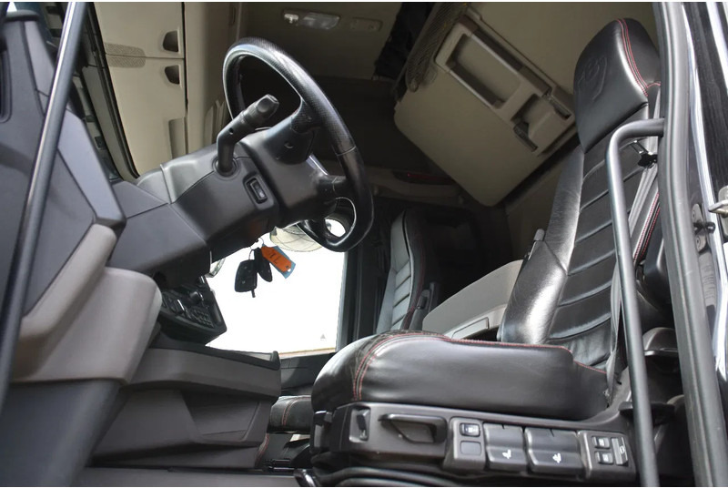 Scania R520 V8 NGS 6x2/4 - 701 TKM - NAVI - LEATHER SEATS - ALCOA'S - LED LIGHTS - TOP CONDITION - - Vilkikas: foto 4 Scania R520 V8 NGS 6x2/4 - 701 TKM - NAVI - LEATHER SEATS - ALCOA'S - LED LIGHTS - TOP CONDITION - - Vilkikas: foto 4