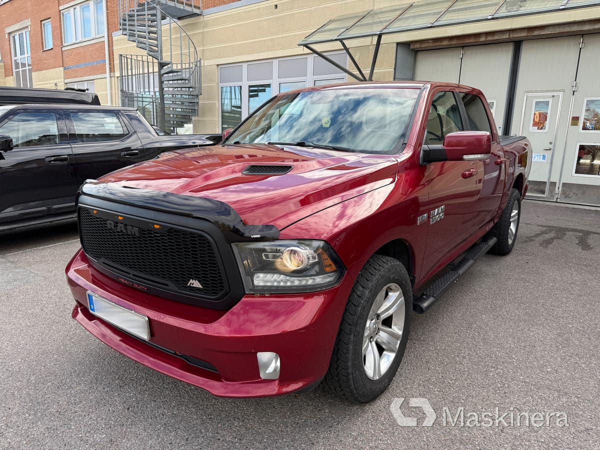 Pickup Dodge Ram 1500 Crew Cab 5.7L V8 HEMI - Mažas furgonas: foto 1 Pickup Dodge Ram 1500 Crew Cab 5.7L V8 HEMI - Mažas furgonas: foto 1
