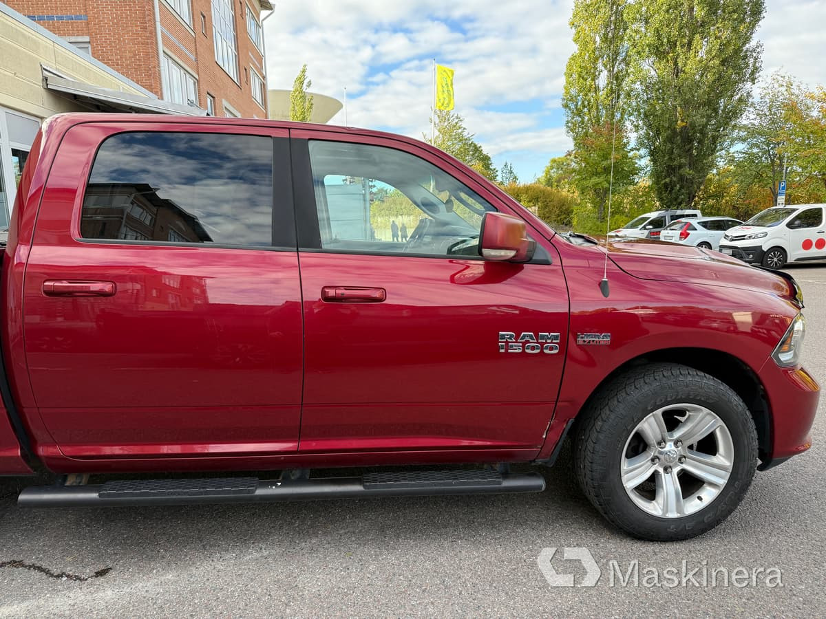 Pickup Dodge Ram 1500 Crew Cab 5.7L V8 HEMI - Mažas furgonas: foto 4 Pickup Dodge Ram 1500 Crew Cab 5.7L V8 HEMI - Mažas furgonas: foto 4