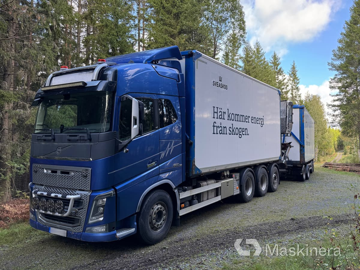 Flisbil Volvo FH16 8X4 med kran & sidtipp - Vilkikas, Savivartis priekaba: foto 1 Flisbil Volvo FH16 8X4 med kran & sidtipp - Vilkikas, Savivartis priekaba: foto 1