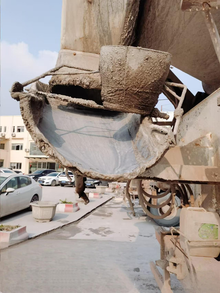 XCMG Official Second Hand G4804B HOWO Concrete Mixer Truck 12 Cubic Hydraulic Concrete Mixer Price List - Betonvežis: foto 4 XCMG Official Second Hand G4804B HOWO Concrete Mixer Truck 12 Cubic Hydraulic Concrete Mixer Price List - Betonvežis: foto 4