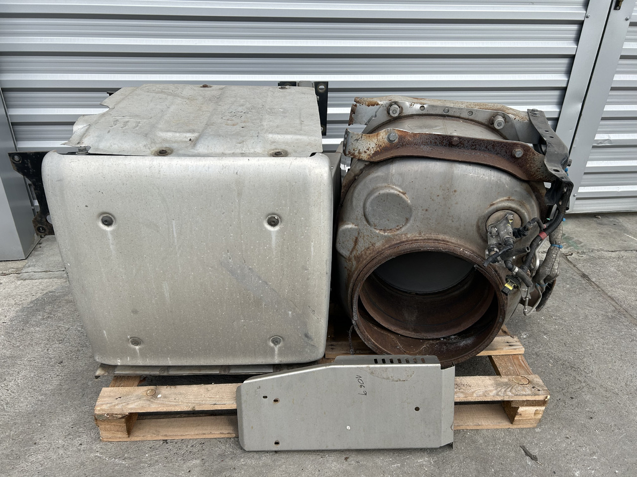 DAF CATALYTIC CONVERTER FOR DAF XF 106 BDF - Katalizatorius: foto 1 DAF CATALYTIC CONVERTER FOR DAF XF 106 BDF - Katalizatorius: foto 1