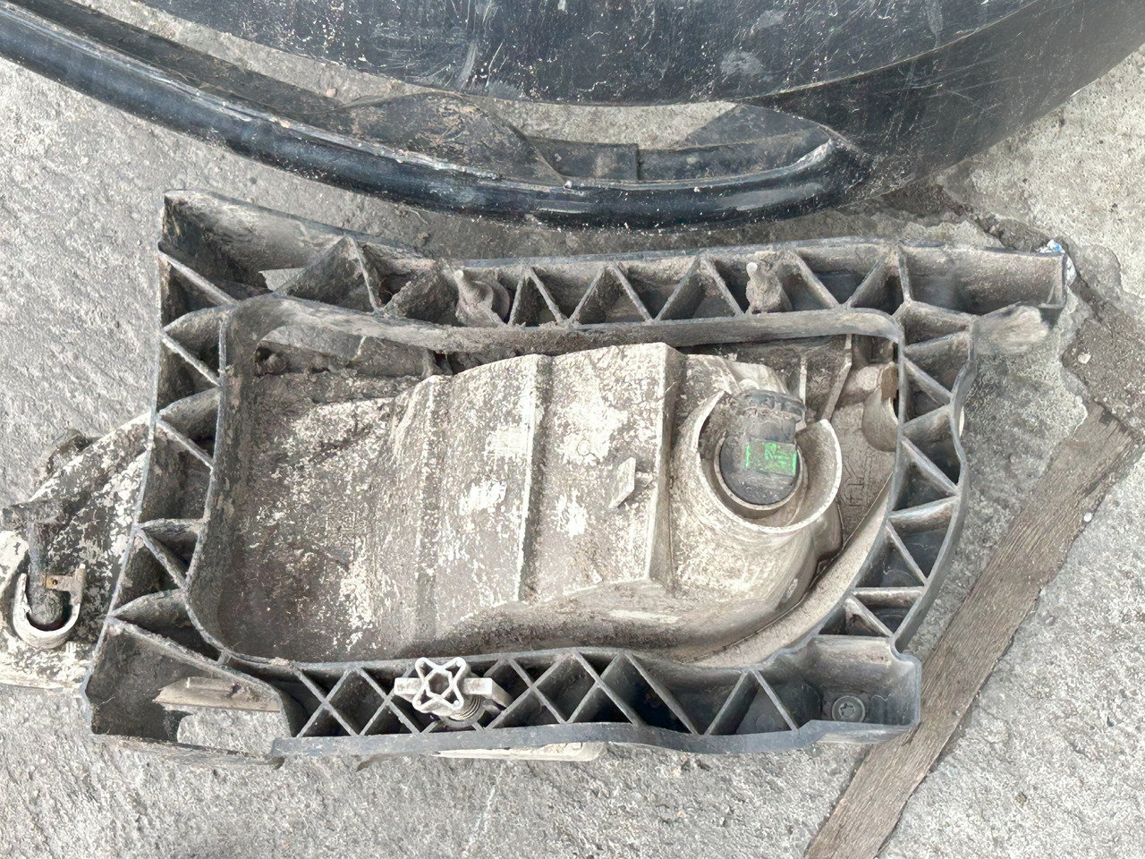 DAF XF 106 480 FRONT BUMPER WITH HALOGENS - Bamperis: foto 5 DAF XF 106 480 FRONT BUMPER WITH HALOGENS - Bamperis: foto 5
