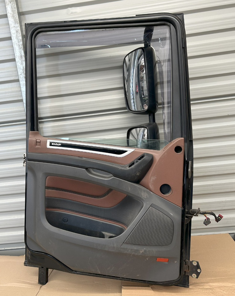 DAF XF 106 DOOR LEFT WITH MIRROR - Durys ir dalys: foto 4 DAF XF 106 DOOR LEFT WITH MIRROR - Durys ir dalys: foto 4