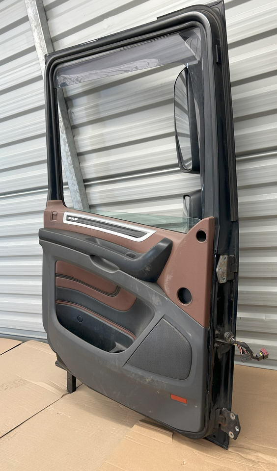 DAF XF 106 DOOR LEFT WITH MIRROR - Durys ir dalys: foto 5 DAF XF 106 DOOR LEFT WITH MIRROR - Durys ir dalys: foto 5