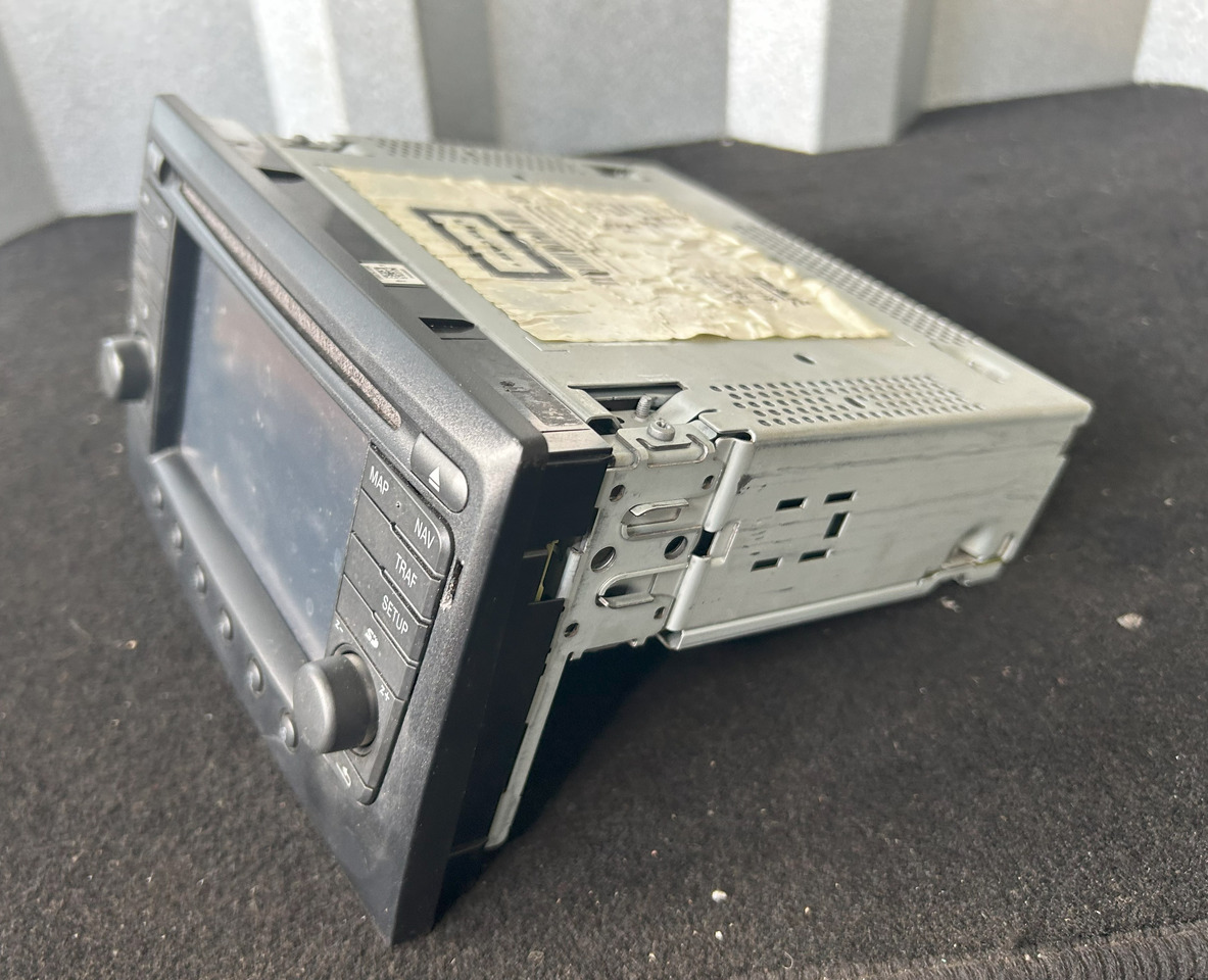 DAF XF 106 ORIGINAL RADIO + MOUNTING BOX - Universali dalis: foto 5 DAF XF 106 ORIGINAL RADIO + MOUNTING BOX - Universali dalis: foto 5