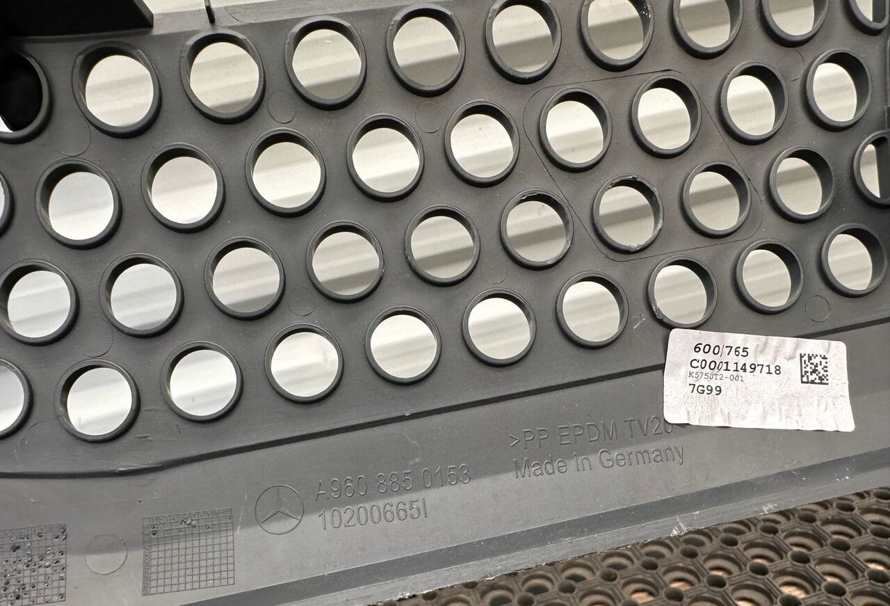 KRATKA ATRAPA A9608850153 Mercedes-Benz ACTROS MP4 A9608850153 truck - Grotelės - Sunkvežimis: foto 2 KRATKA ATRAPA A9608850153 Mercedes-Benz ACTROS MP4 A9608850153 truck - Grotelės - Sunkvežimis: foto 2