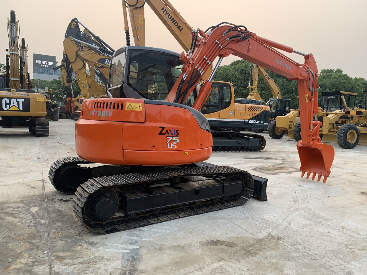 Hitachi Tracked Excavator ZX75 with Blade Dozer - Vikšrinis ekskavatorius: foto 1 Hitachi Tracked Excavator ZX75 with Blade Dozer - Vikšrinis ekskavatorius: foto 1