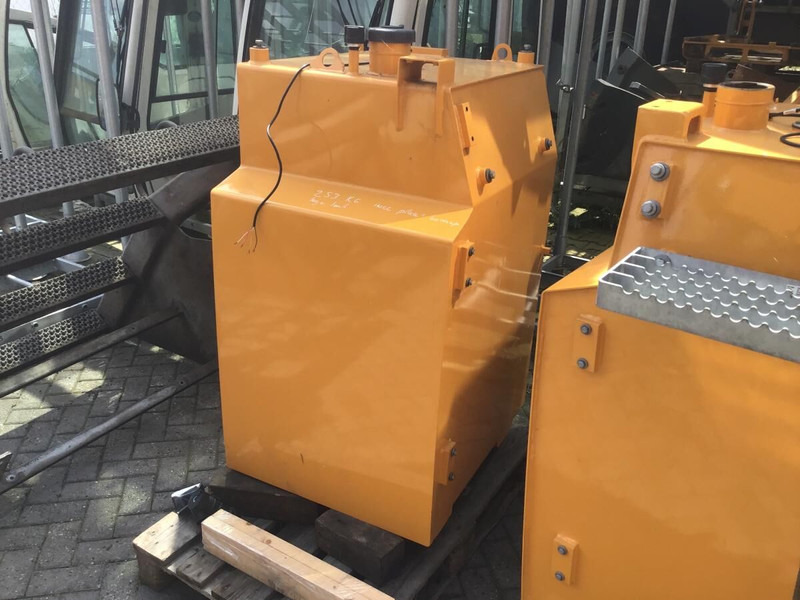 Liebherr Fuel Tank - Degalų bakas: foto 1 Liebherr Fuel Tank - Degalų bakas: foto 1