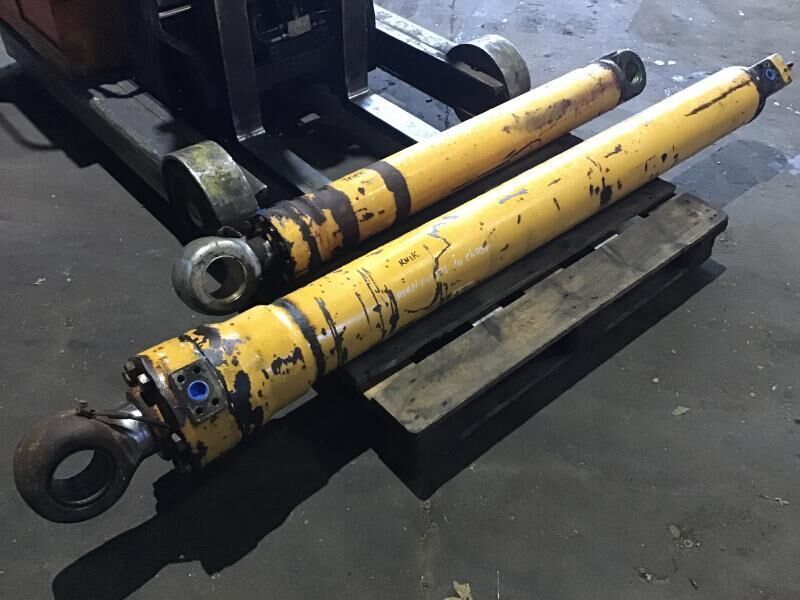 Liebherr R934B / R944 / R954B / R954C / A954 Li / A954B Li / R934C / R942 LI / R954 - Hidraulinis cilindras: foto 2 Liebherr R934B / R944 / R954B / R954C / A954 Li / A954B Li / R934C / R942 LI / R954 - Hidraulinis cilindras: foto 2