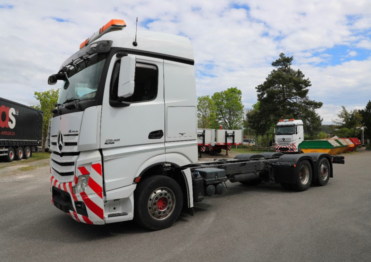 MERCEDES Actros 2548 6x2 - Važiuoklės sunkvežimis: foto 1 MERCEDES Actros 2548 6x2 - Važiuoklės sunkvežimis: foto 1