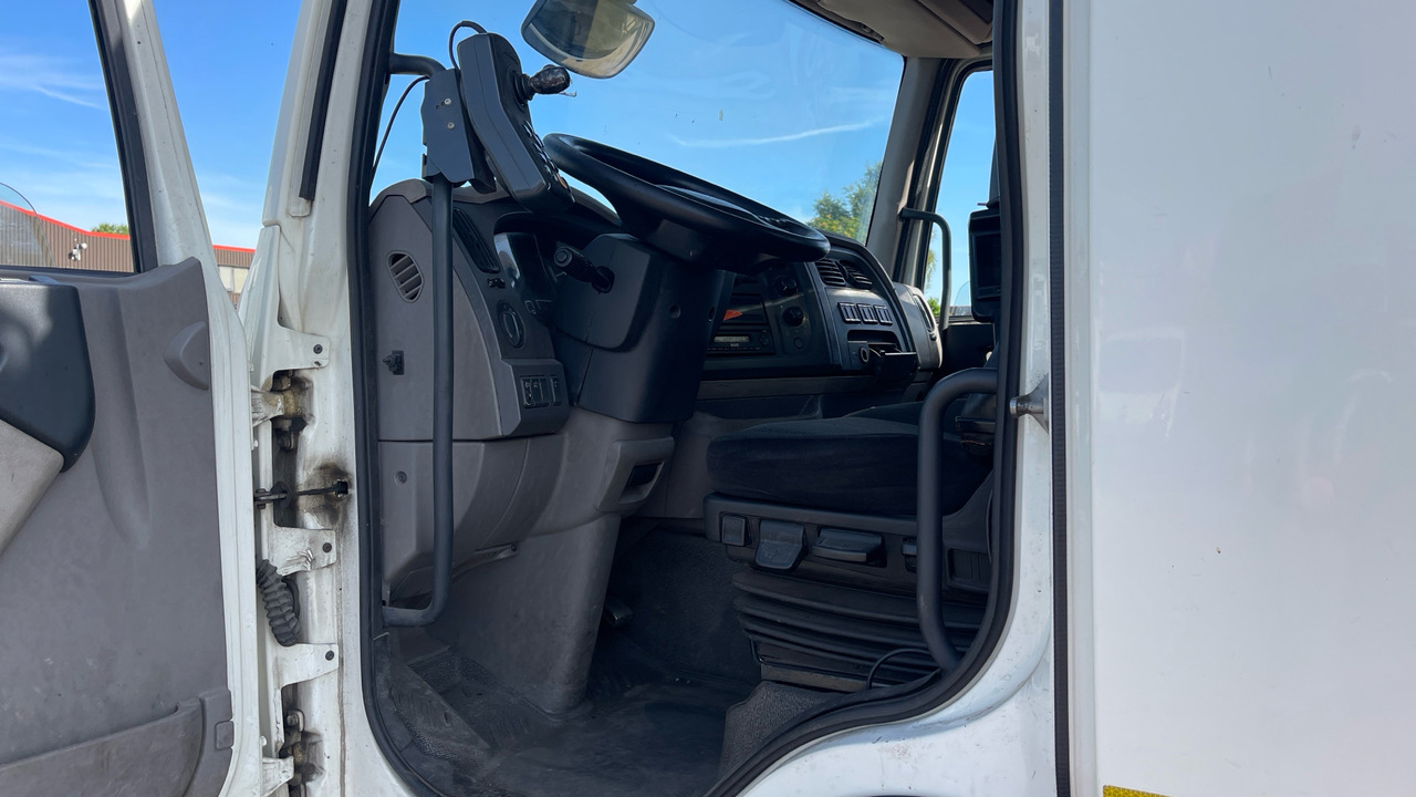 DAF LF 220 - Gatvių šlavimo mašina: foto 5 DAF LF 220 - Gatvių šlavimo mašina: foto 5