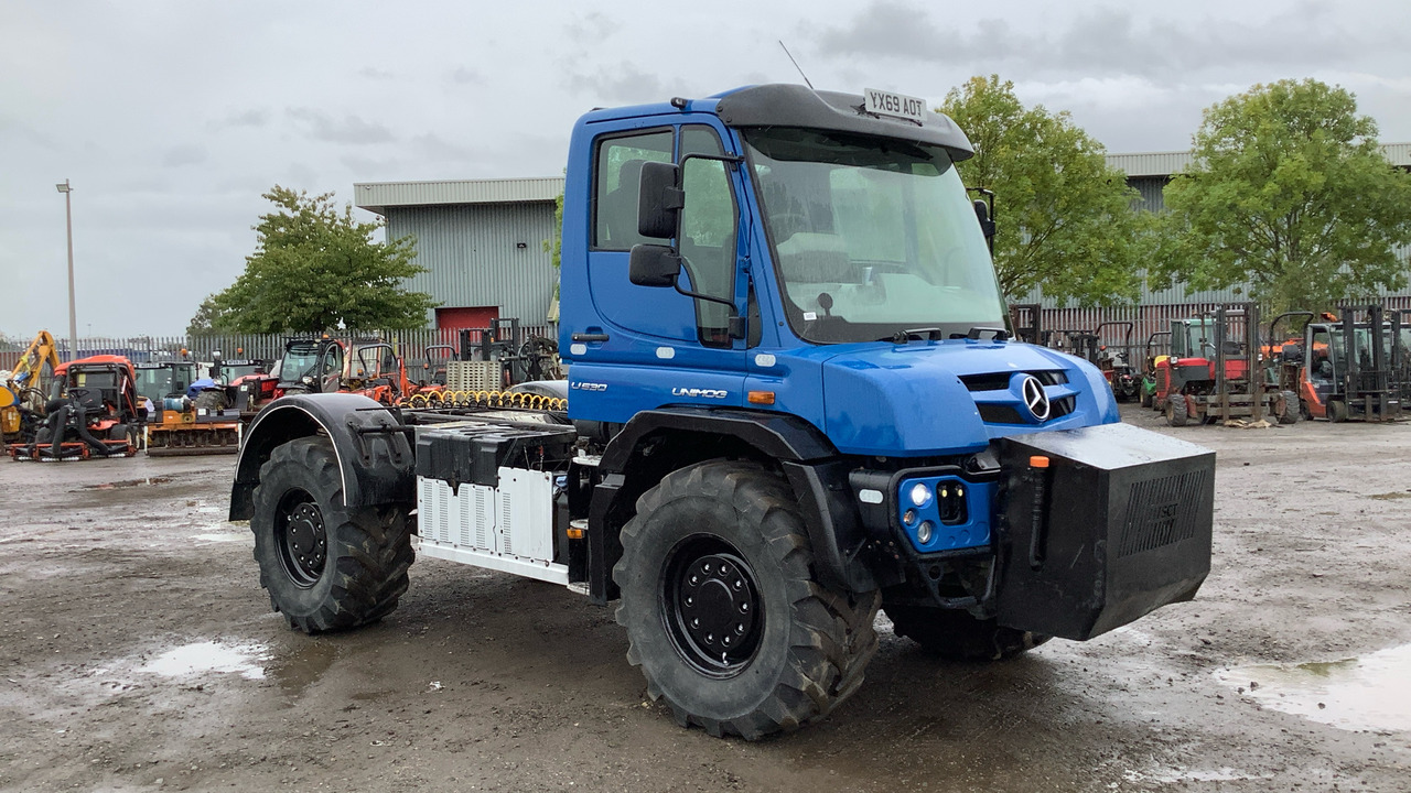 MERCEDES-BENZ UNIMOG U530 - Traktorius: foto 1 MERCEDES-BENZ UNIMOG U530 - Traktorius: foto 1