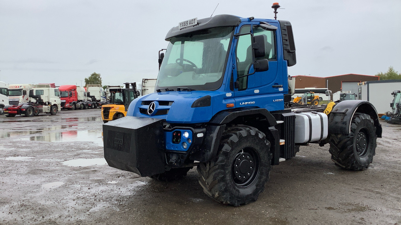 MERCEDES-BENZ UNIMOG U530 - Traktorius: foto 2 MERCEDES-BENZ UNIMOG U530 - Traktorius: foto 2