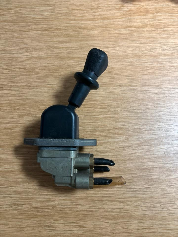 MAN KNORR-BREMSE Handbremsventil / Festellbremse 81.52315-6171 - Pavarų svirtis - Sunkvežimis: foto 1 MAN KNORR-BREMSE Handbremsventil / Festellbremse 81.52315-6171 - Pavarų svirtis - Sunkvežimis: foto 1