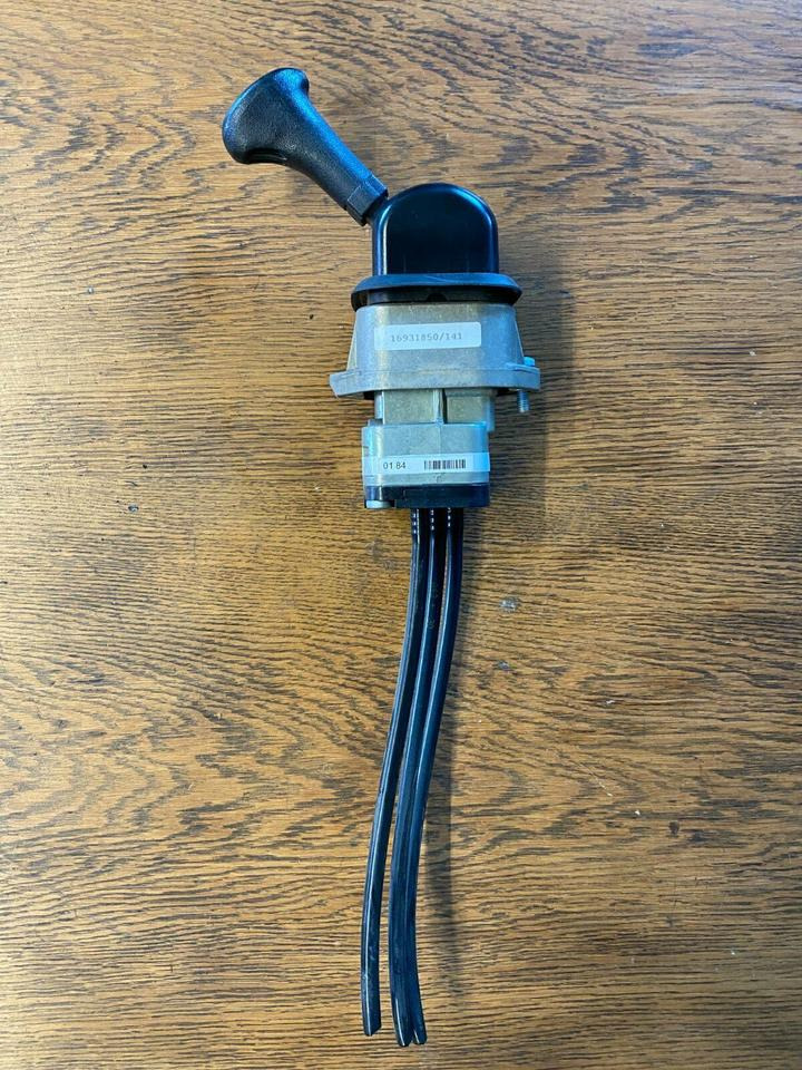 Mercedes Actros MP2 Handknorrbremse A 000 420 01 84 - Pavarų svirtis - Sunkvežimis: foto 1 Mercedes Actros MP2 Handknorrbremse A 000 420 01 84 - Pavarų svirtis - Sunkvežimis: foto 1