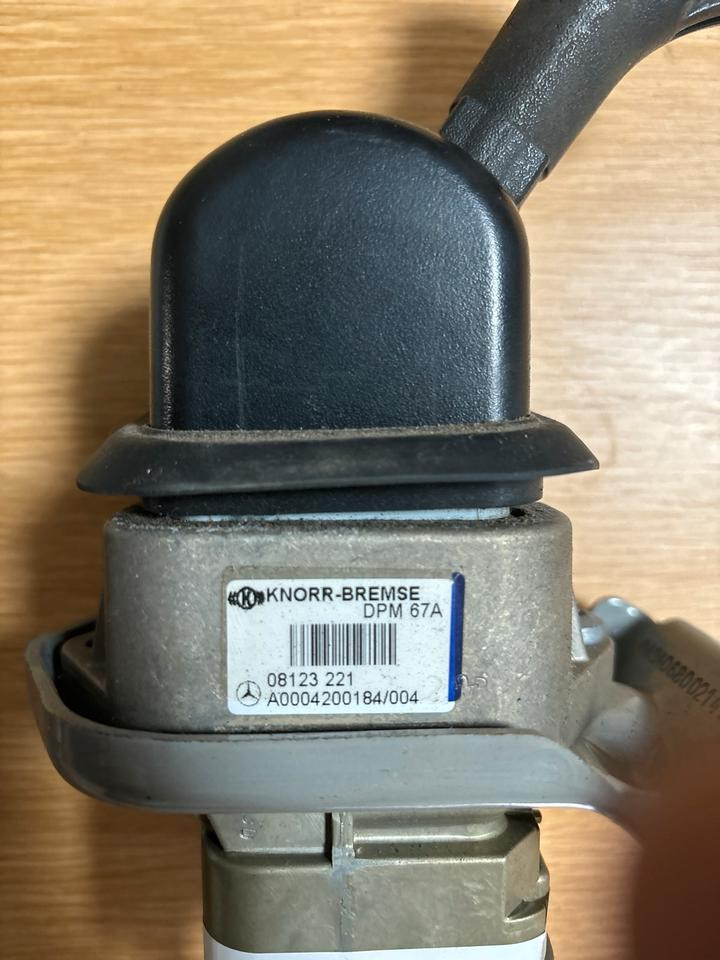 Mercedes KNORR-BREMSE Bremsventil Handbremsventil A0004200184 - Pavarų svirtis - Sunkvežimis: foto 3 Mercedes KNORR-BREMSE Bremsventil Handbremsventil A0004200184 - Pavarų svirtis - Sunkvežimis: foto 3