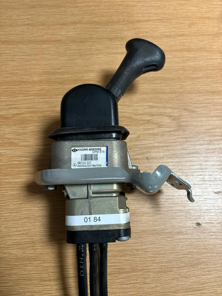 Mercedes KNORR-BREMSE Bremsventil Handbremsventil A0004200184 - Pavarų svirtis - Sunkvežimis: foto 1 Mercedes KNORR-BREMSE Bremsventil Handbremsventil A0004200184 - Pavarų svirtis - Sunkvežimis: foto 1