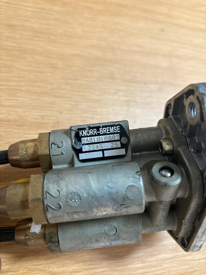 Mercedes KNORR-BREMSE Handbremsventil / Festellbremse 0481016603 - Pavarų svirtis - Sunkvežimis: foto 3 Mercedes KNORR-BREMSE Handbremsventil / Festellbremse 0481016603 - Pavarų svirtis - Sunkvežimis: foto 3