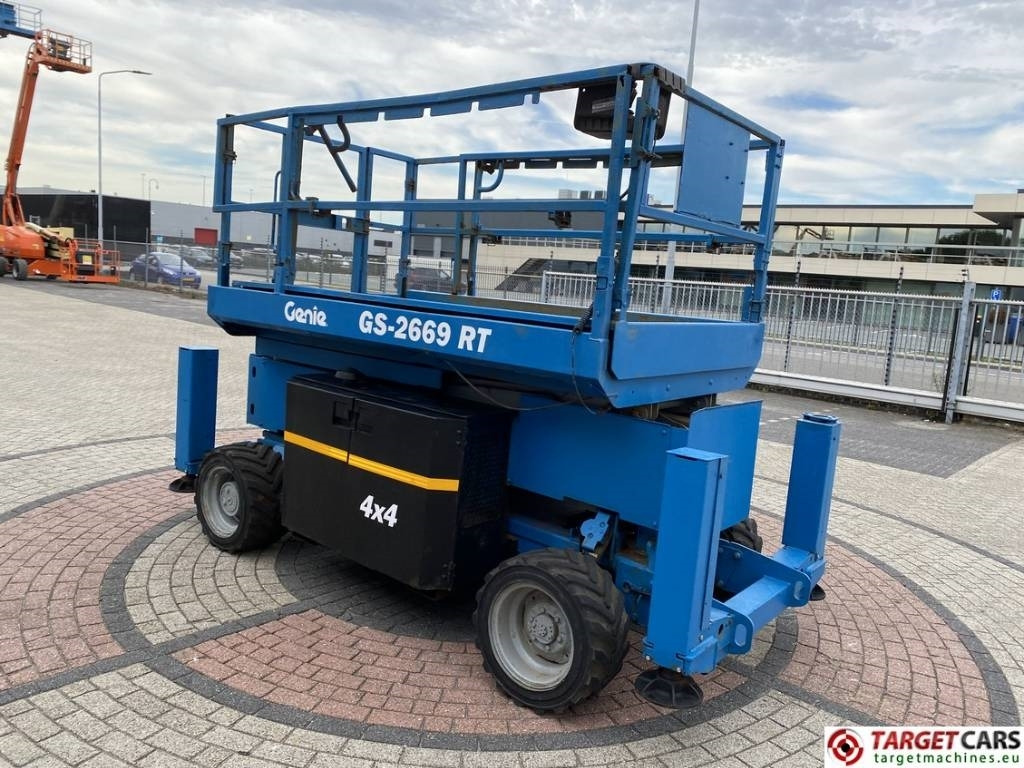 Genie GS-2669RT Diesel 4x4 Scissor Work Lift 1000cm - Žirklinis keltuvas: foto 2 Genie GS-2669RT Diesel 4x4 Scissor Work Lift 1000cm - Žirklinis keltuvas: foto 2