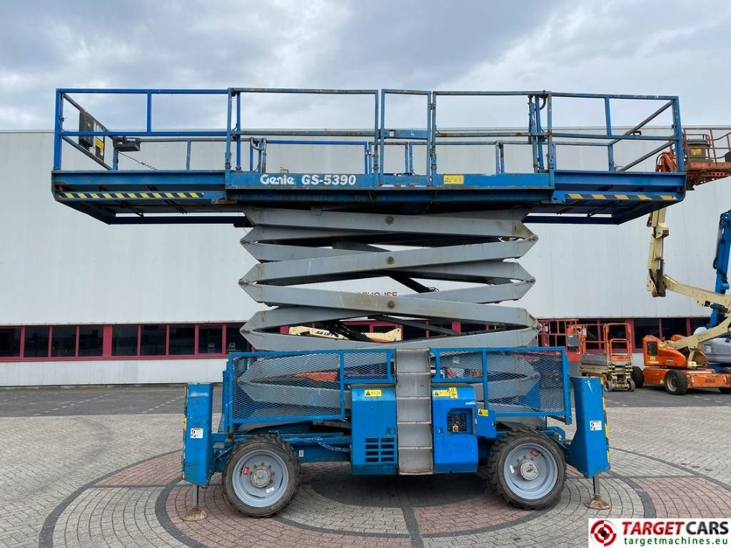 Genie GS-5390RT Diesel 4x4 Scissor Work Lift 1815cm - Žirklinis keltuvas: foto 5 Genie GS-5390RT Diesel 4x4 Scissor Work Lift 1815cm - Žirklinis keltuvas: foto 5