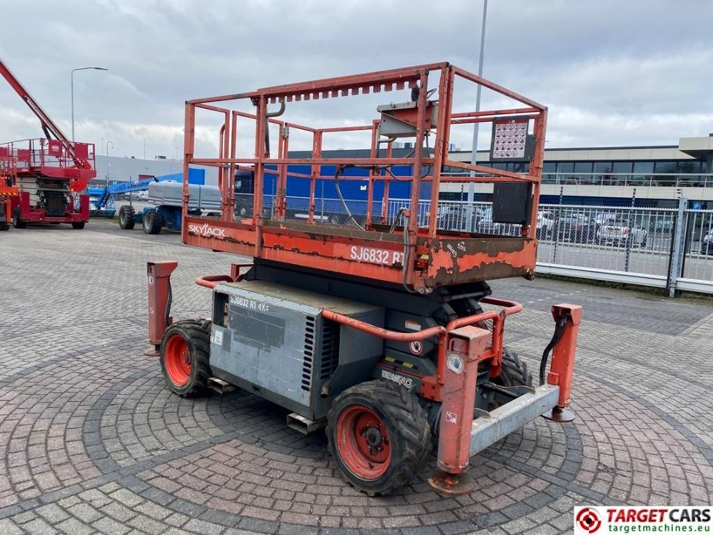 SkyJack SJ6832 RT Diesel 4x4 Scissor 6832 Work Lift 1180cm - Žirklinis keltuvas: foto 2 SkyJack SJ6832 RT Diesel 4x4 Scissor 6832 Work Lift 1180cm - Žirklinis keltuvas: foto 2